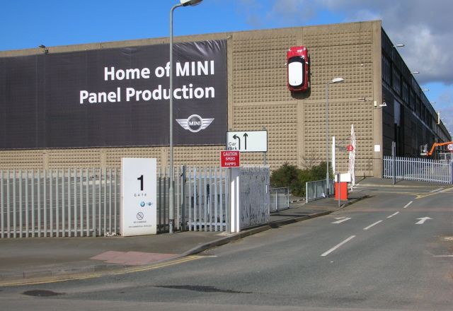 BMW Gebäude mit Banner von Mini.